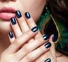 Outra cor de esmalte da moda para o Inverno 2025 é o azul petróleo