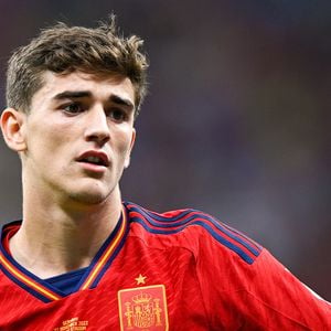Gavi (Pablo Páez Gavira) é um meio-campista de 21 anos do Barcelona. Convocado pelo técnico Luis de la Fuente, ele defende a Seleção Espanhola na Copa do Mundo de 2026