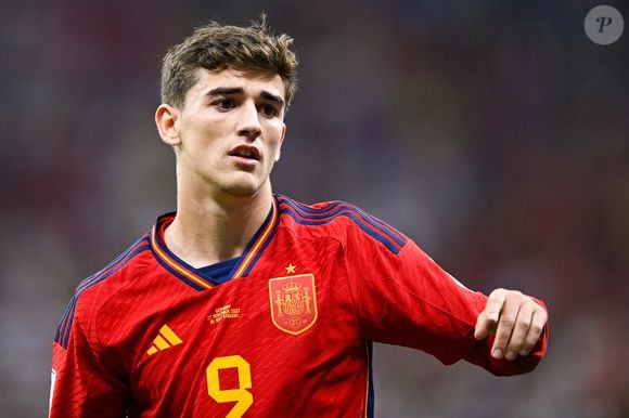 Gavi (Pablo Páez Gavira) é um meio-campista de 21 anos do Barcelona. Convocado pelo técnico Luis de la Fuente, ele defende a Seleção Espanhola na Copa do Mundo de 2026