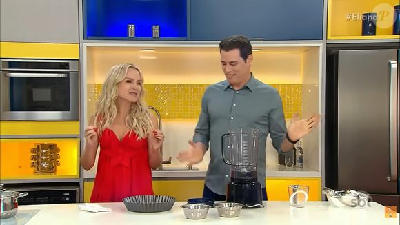 Celso Portiolli tem cozinha amarela em mansão, que é cenário de gravações para seu canal no YouTube