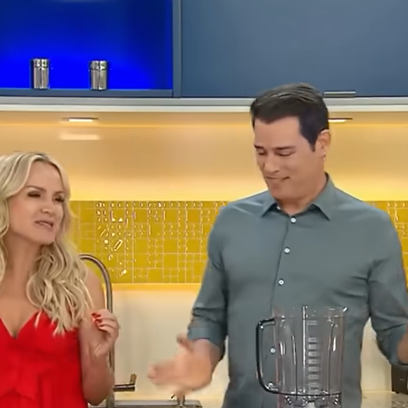 Celso Portiolli tem cozinha amarela em mansão, que é cenário de gravações para seu canal no YouTube