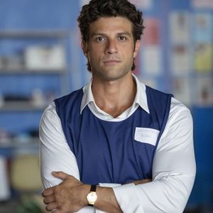 Personagem de Chay Suede é voluntário em um abrigo, ele é o primeiro a ajudar a família da protagonista Adriana (Letícia Colin), característica que promete emocionar o público da faixa noturna