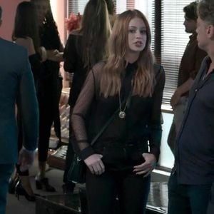 Uma modelo em construção: O figurino acompanhou cada etapa da evolução de Eliza, mostrando sua confiança crescer a cada capítulo. Neste look totalmente all black a camisa de manga cumprida transparente com poá é o grande destaque
