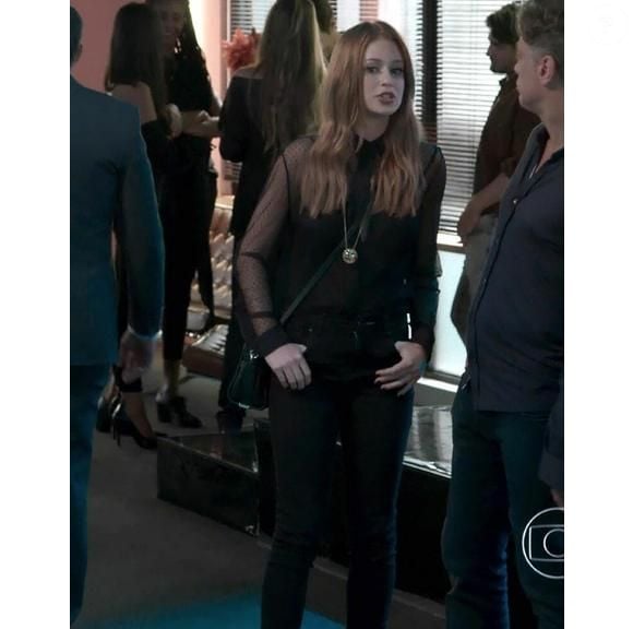 Uma modelo em construção: O figurino acompanhou cada etapa da evolução de Eliza, mostrando sua confiança crescer a cada capítulo. Neste look totalmente all black a camisa de manga cumprida transparente com poá é o grande destaque