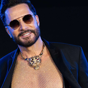 Médico alerta para os riscos de procedimento para aumentar o peitoral feito por Latino: 'Infecções locais graves ou mesmo a morte'