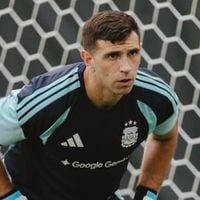 É assim a casa do goleiro da Argentina, Dibu Martínez, na Inglaterra: mansão tem design moderno, piscina aquecida e muita luz natural