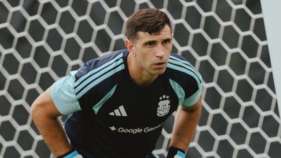 É assim a casa do goleiro da Argentina, Dibu Martínez, na Inglaterra: mansão tem design moderno, piscina aquecida e muita luz natural