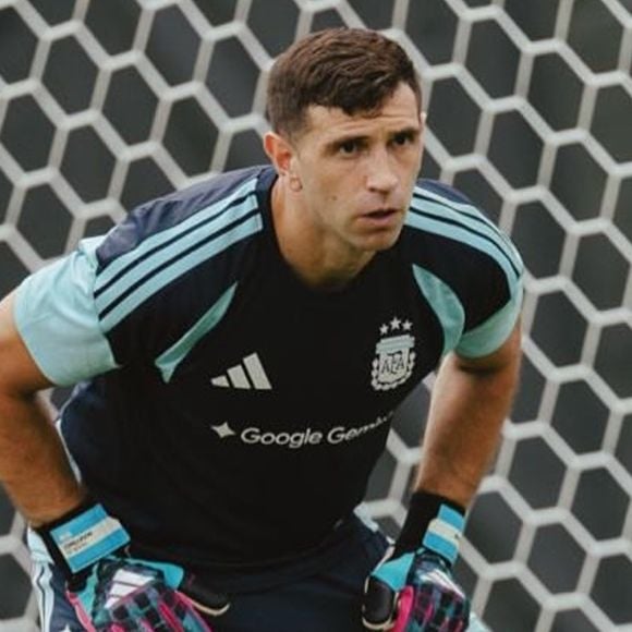 É assim a casa do goleiro da Argentina, Dibu Martínez, na Inglaterra: mansão tem design moderno, piscina aquecida e muita luz natural