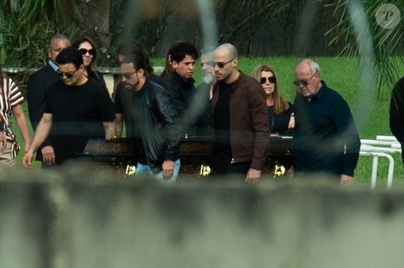 Velório de Rick reuniu familiares, amigos e nomes do sertanejo como Zezé Di Camargo, Marrone e Paulinho, de Cezar & Paulinho
