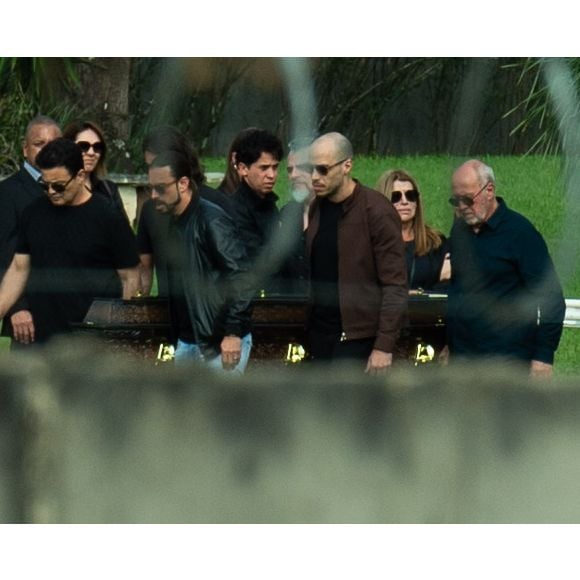 Velório de Rick reuniu familiares, amigos e nomes do sertanejo como Zezé Di Camargo, Marrone e Paulinho, de Cezar & Paulinho