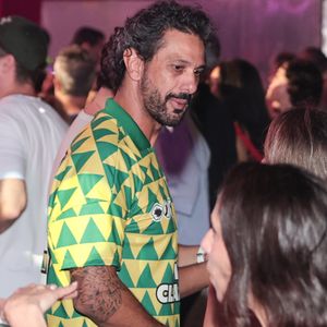 Tiago Maia, apontado como suposto affair de Ivete Sangalo, chamou atenção ao surgir no evento com camiseta escrita “Mainha” nas costas em homenagem à cantora