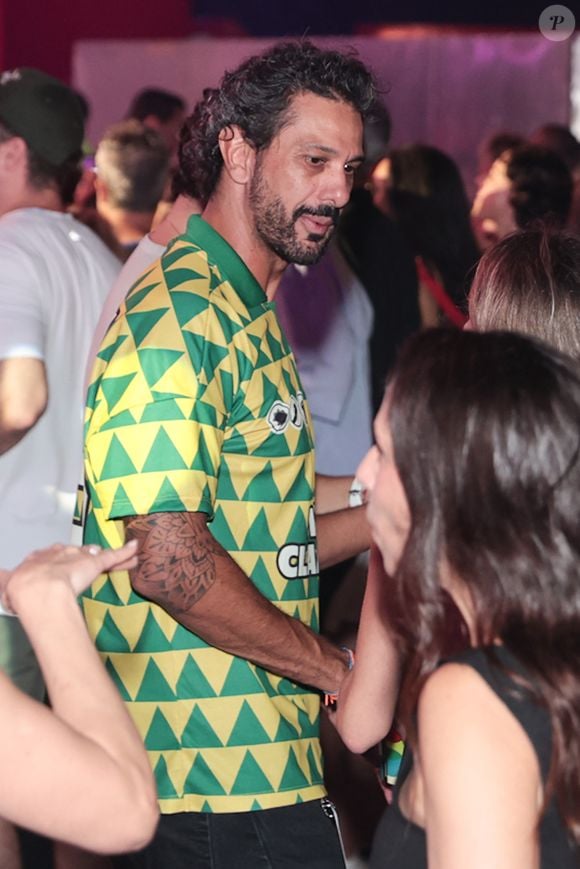 Tiago Maia, apontado como suposto affair de Ivete Sangalo, chamou atenção ao surgir no evento com camiseta escrita “Mainha” nas costas em homenagem à cantora