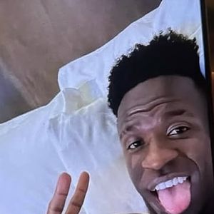 Vini Jr. aparece sem camisa em foto supostamente enviada a Bia Miranda