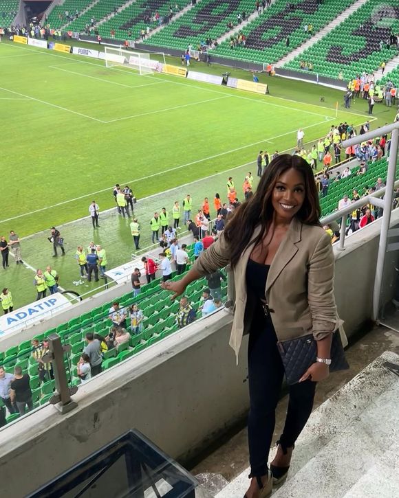 Samantha Johnson é jornalista, nascida no Reino Unido, e já morou em países como Catar