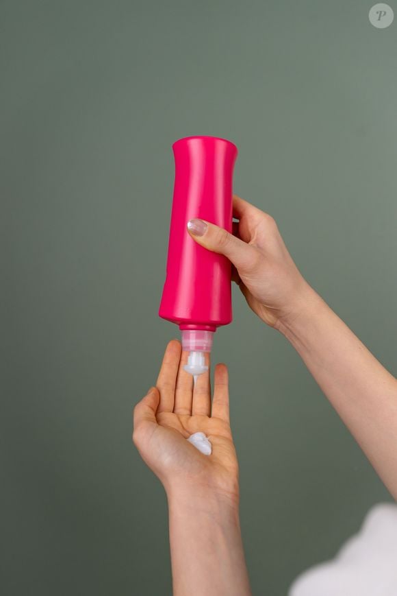 A frequência de uso e a escolha dos produtos fazem diferença nos cuidados com os cabelos. De acordo com a farmacêutica Helena Rodero, o condicionador deve estar presente em todas as lavagens, enquanto a máscara capilar pode ser utilizada uma vez por semana, especialmente por quem tem fios danificados ou mais delicados