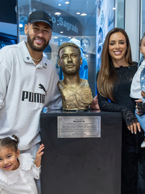 'Já errei inúmeras vezes e ainda vou errar (espero que não)': aposentado da Seleção e com 2027 indefinido no Santos, Neymar ganha busto na Vila Belmiro e faz reflexão sobre carreira