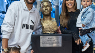 'Já errei inúmeras vezes e ainda vou errar (espero que não)': aposentado da Seleção e com 2027 indefinido no Santos, Neymar ganha busto na Vila Belmiro e faz reflexão sobre carreira