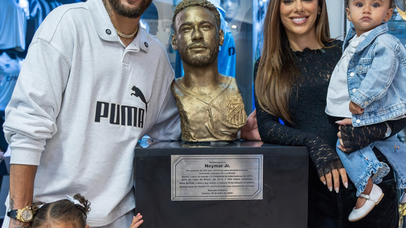 'Já errei inúmeras vezes e ainda vou errar (espero que não)': aposentado da Seleção e com 2027 indefinido no Santos, Neymar ganha busto na Vila Belmiro e faz reflexão sobre carreira