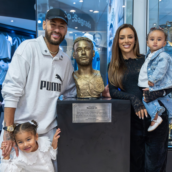 'Já errei inúmeras vezes e ainda vou errar (espero que não)': aposentado da Seleção e com 2027 indefinido no Santos, Neymar ganha busto na Vila Belmiro e faz reflexão sobre carreira
