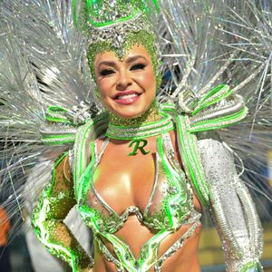 Fabíola de Andrade brilha como rainha de bateria da Mocidade pelo segundo ano consecutivo