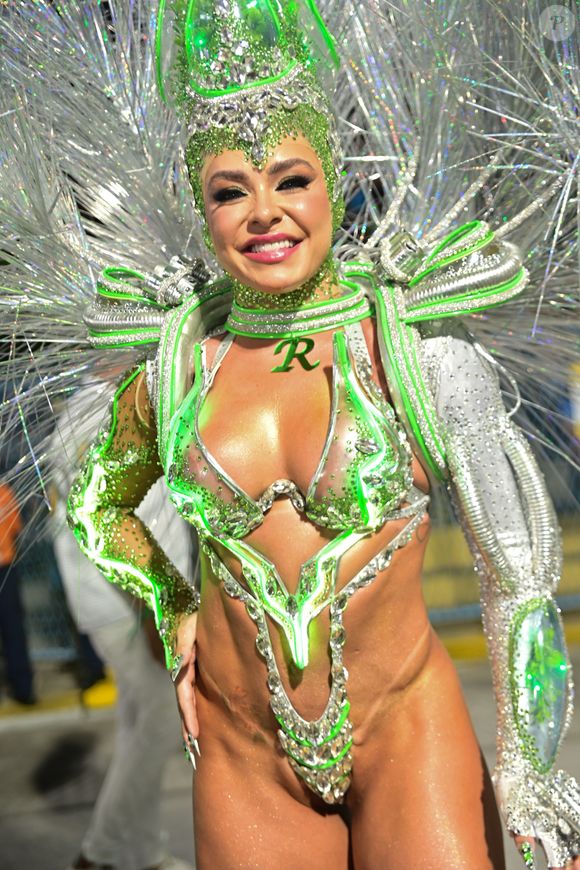 Fabíola de Andrade brilha como rainha de bateria da Mocidade pelo segundo ano consecutivo