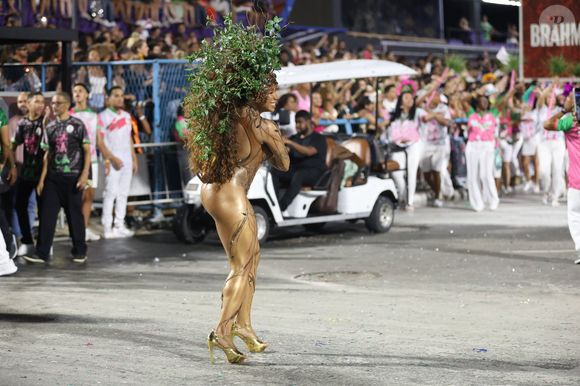 Evelyn Bastos é além de rainha de bateria da Mangueira no Carnaval 2026, historiadora