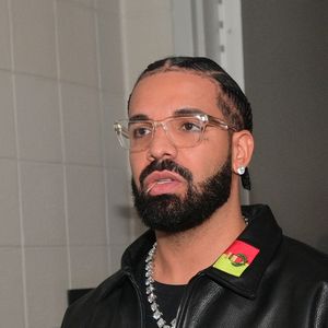 Poucos artistas têm uma relação tão turbulenta com o público brasileiro quanto Drake. Em 2019, no Rock in Rio, o rapper saiu do palco chocado com o público, que ele considerou pouco animado. Em 2023, no Lollapalooza, cancelou no dia do show, alegando ausência de membros essenciais da equipe técnica