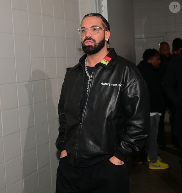 Poucos artistas têm uma relação tão turbulenta com o público brasileiro quanto Drake. Em 2019, no Rock in Rio, o rapper saiu do palco chocado com o público, que ele considerou pouco animado. Em 2023, no Lollapalooza, cancelou no dia do show, alegando ausência de membros essenciais da equipe técnica