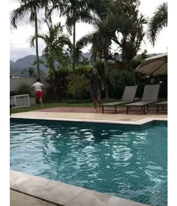 A mansão de Arrascaeta na Barra da Tijuca, zona oeste do Rio de Janeiro, já é conhecida pelos fãs pela vista privilegiada e pelos espaços amplos, mas um detalhe específico dentro da casa vem chamando ainda mais atenção nas redes sociais