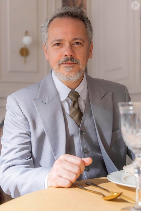 Em 'Garota do Momento', Raimundo (Danton Mello) usava bigodes e estava com o cabelo um pouco maior.