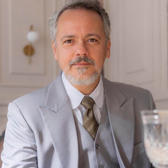 Em 'Garota do Momento', Raimundo (Danton Mello) usava bigodes e estava com o cabelo um pouco maior.