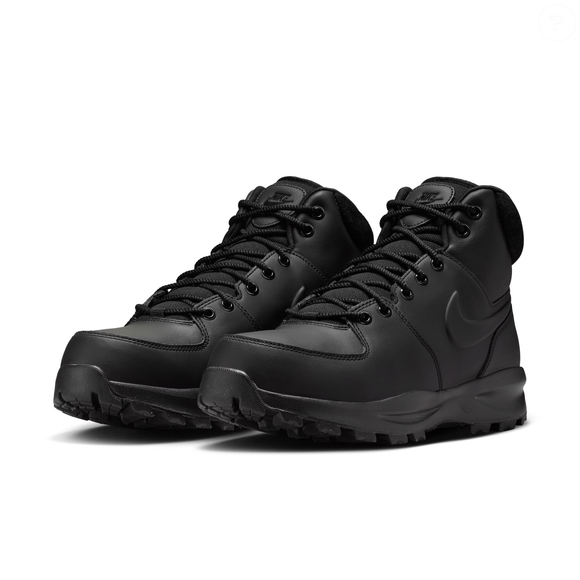 O visual monocromático do Nike Manoa na cor preta reforça sua proposta urbana e facilita combinações com peças básicas do guarda-roupa. Jeans escuro e peças neutras são os principais aliados do modelo