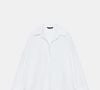 A Camisa Básica Oxford da Zara é confeccionada em fio de algodão e apresenta gola de lapela, decote V, mangas amplas e punhos com botões