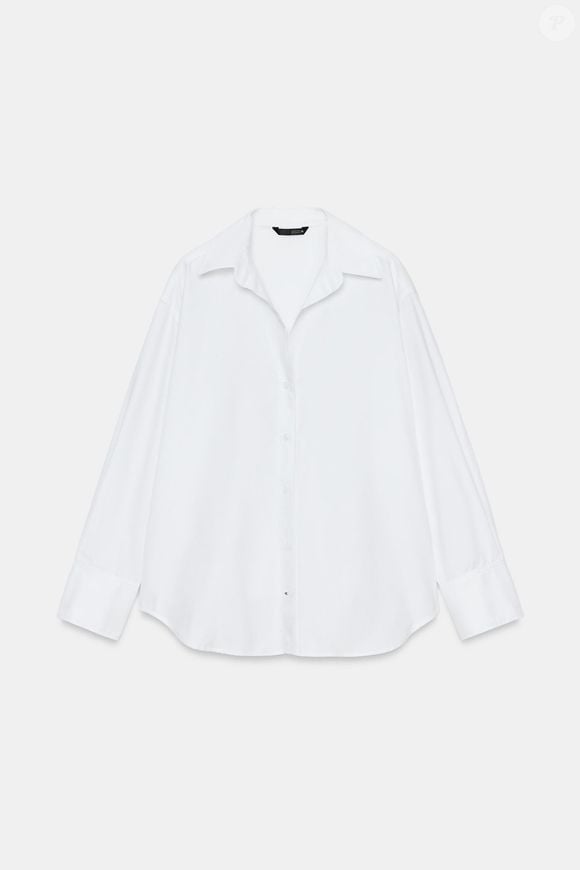 A Camisa Básica Oxford da Zara é confeccionada em fio de algodão e apresenta gola de lapela, decote V, mangas amplas e punhos com botões