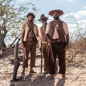 Ezequiel ( Markus Konka ), Josué ( Thomás Aquino ) e Sabiá ( Vitor Sampaio ): cangaceiros na novela 'Guerreiros do Sol'