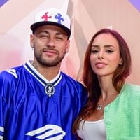 Sem as filhas, Neymar e Bruna Biancardi curtem 'vale night' em evento de futebol e impressionam com beijão de cinema e look de grife. Fotos!