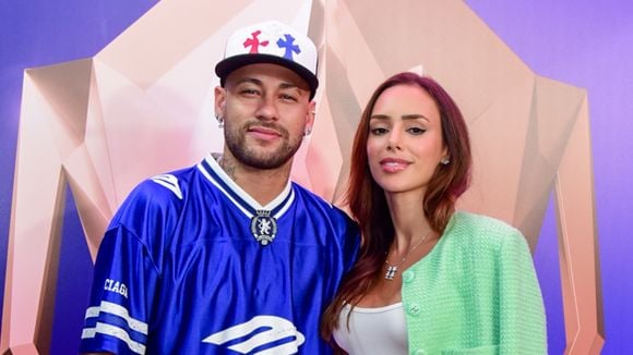 Sem as filhas, Neymar e Bruna Biancardi curtem 'vale night' em evento de futebol e impressionam com beijão de cinema e look de grife. Fotos!