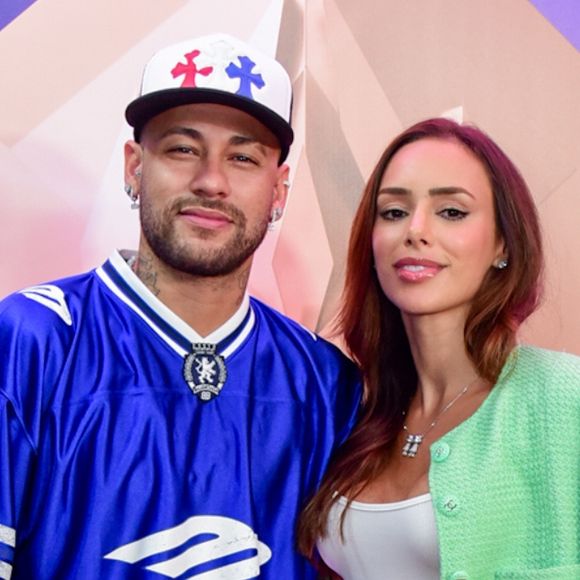 Neymar e Bruna Biancardi se beijam muito em evento de futebol sem as filhas, mas look de grife rouba a cena. Fotos!