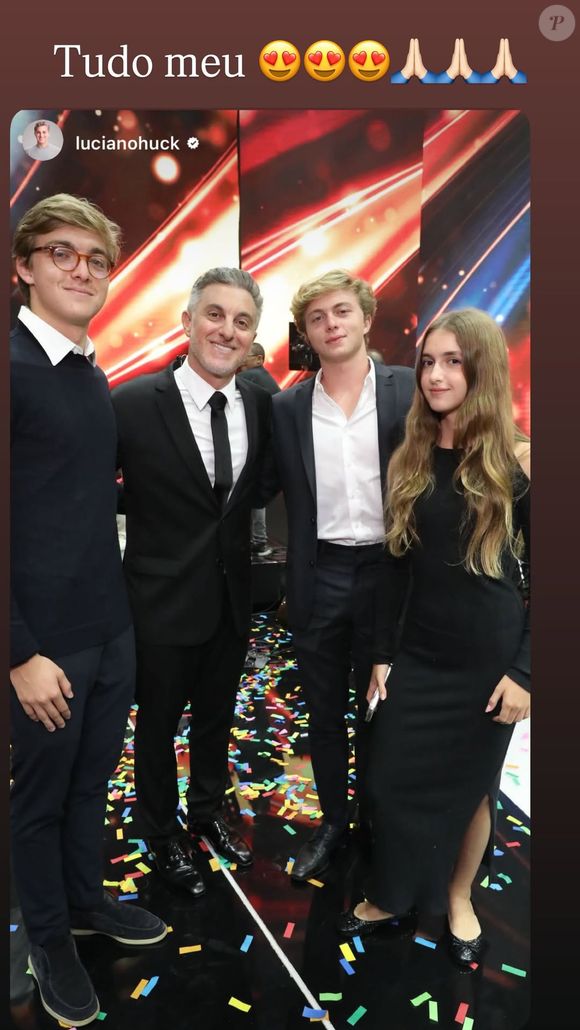 Durante a premiação, Luciano Huck contou com a presença dos filhos Joaquim, Benício e Eva, mas não teve Angélica presente