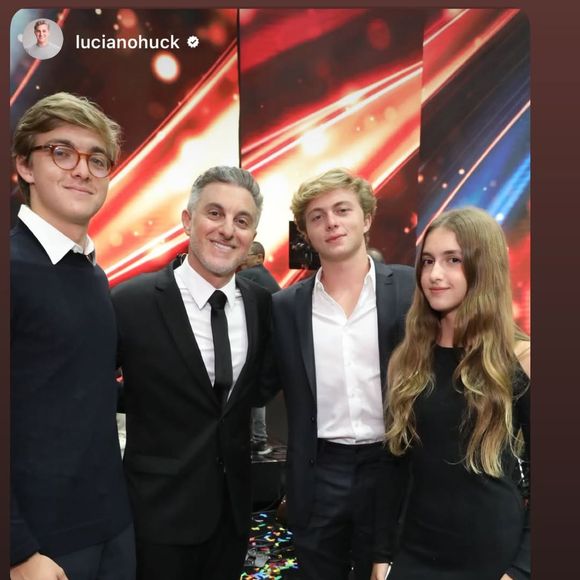 Durante a premiação, Luciano Huck contou com a presença dos filhos Joaquim, Benício e Eva, mas não teve Angélica presente