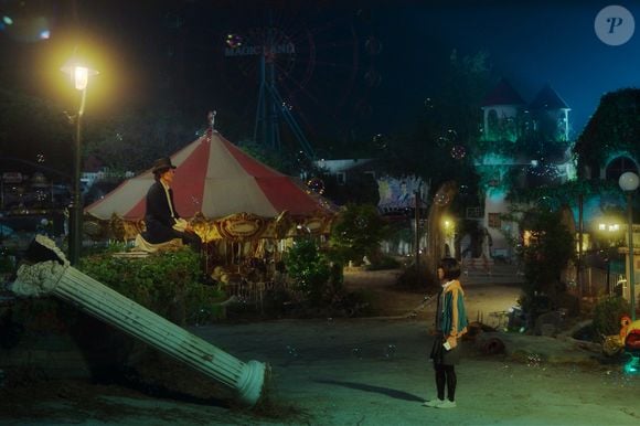 Tudo muda quando ela conhece Ri-eul, um homem que vive em um parque de diversões abandonado e trabalha como mágico