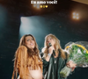 Tati Dias subiu no palco de Lauana Prado com um buquê de flores e se declarou para a sertaneja, revelando também seu nome verdadeiro: Mayara