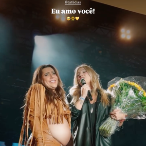 Tati Dias subiu no palco de Lauana Prado com um buquê de flores e se declarou para a sertaneja, revelando também seu nome verdadeiro: Mayara