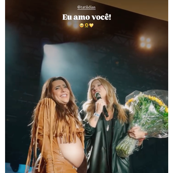 Tati Dias subiu no palco de Lauana Prado com um buquê de flores e se declarou para a sertaneja, revelando também seu nome verdadeiro: Mayara