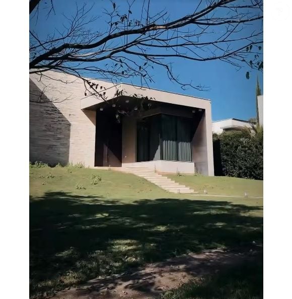 Casa de Virginia e Zé Felipe tem porta gigante de 5m de altura
