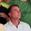 Momento em que Flávio Bolsonaro descobre vitória de Lula nas Eleições 2026 viraliza e vídeo vira meme na web: 'Ficou só no cheirinho'