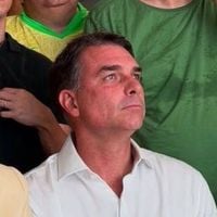 Momento em que Flávio Bolsonaro descobre vitória de Lula nas Eleições 2026 viraliza e vídeo vira meme na web: 'Ficou só no cheirinho'