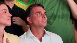 Momento em que Flávio Bolsonaro descobre vitória de Lula nas Eleições 2026 viraliza e vídeo vira meme na web: 'Ficou só no cheirinho'