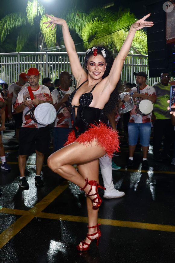 Juliana Paes volta aos desfiles de carnaval na Viradouro como rainha de bateria, o que não acontecia desde 2008