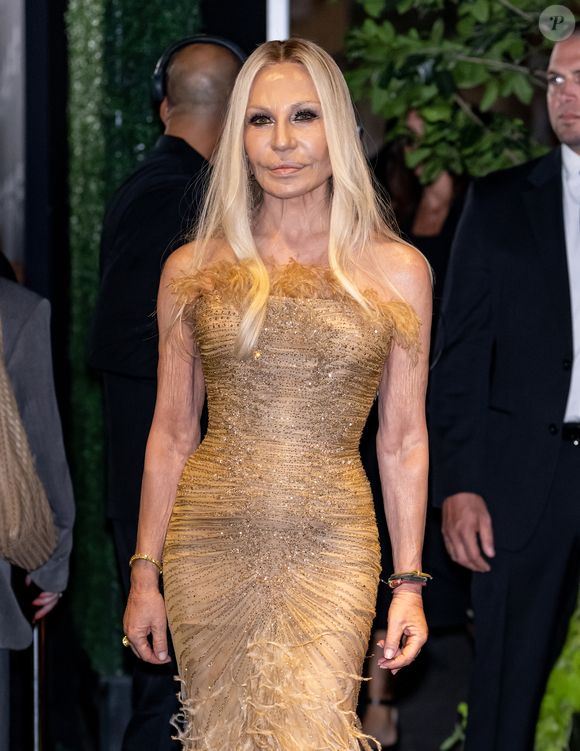2024: Donatella Versace poderia estar se preparando para fazer um lifting facial